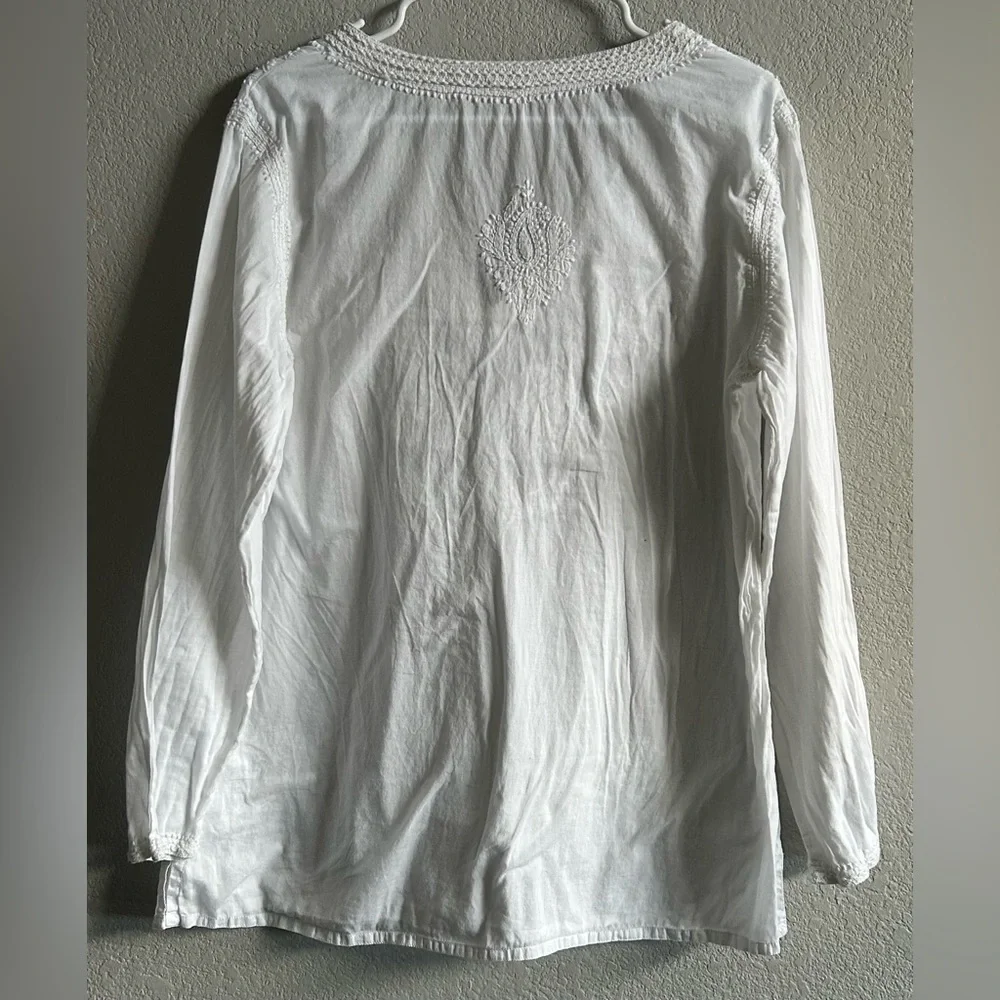 Catalog Favorites white v neck embroidered shirt, women’s large. 100% cotton. - Picture 4 of 9